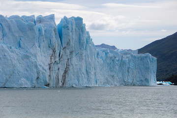 Glacier Perito Moreno (Glaciar Perito Moreno), mountains and lake Argentino (Lago Argentino), national park Los Glyacious. Patagonia, Argentina