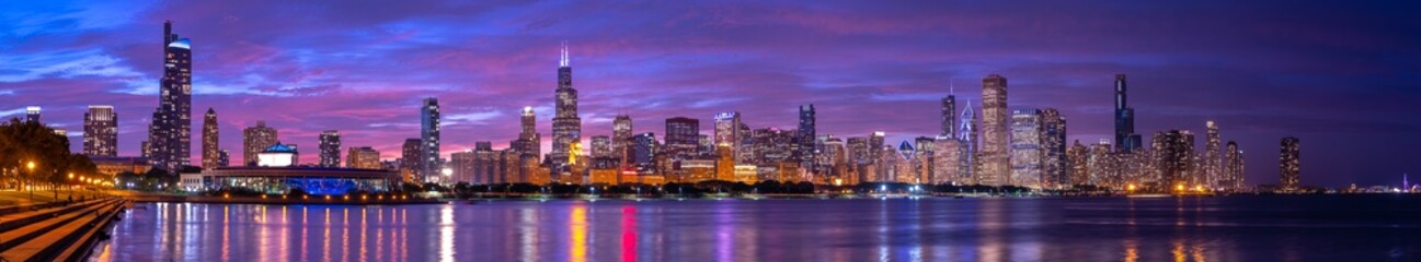 Les bâtiments du centre-ville de Chicago skyline soir coucher de soleil crépuscule