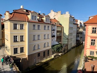 Fototapeta na wymiar houses on canal in Prague 