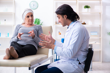 Fototapeta premium Young male doctor and female oncology patient