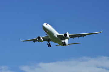 Fototapeta na wymiar Landing a Boeing 777 in the blue sky
