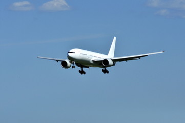 Fototapeta na wymiar Landing a Boeing 777 in the blue sky