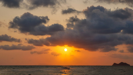 Obraz premium Twilight sunset time above the sea