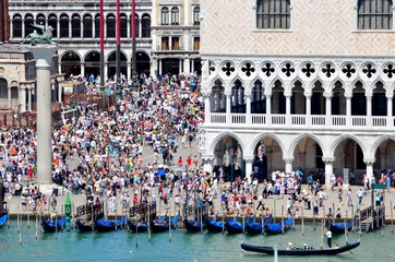 Deurstickers Zomertoeristen bekronen het San Marcoplein in Venetië, Italië ©  Tom Fenske