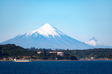 Fototapeta na wymiar Volcán osorno y Puntiagudo en día despejado desde Puerto Montt