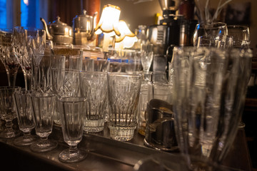 Leere gläser am Tresen des russischen Cafés VOLAND in Berlin Prenzlaueer Berg - Kneipen, Bars und clus werden zur Verhinderung der ausbreitung des coronavirus in Berlin geschlossen.