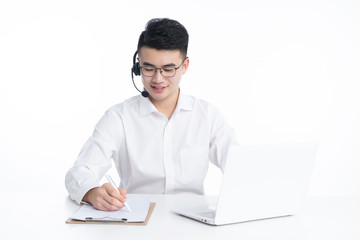 一位亚洲年轻的话务员看向镜头微笑