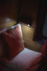 어두운 침대 기차 램프 베개 인테리어