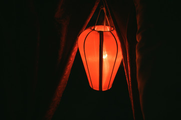 무드있는 창가 빨강색 램프 인테리어