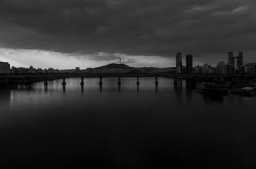 서울 어두운 한강다리 도시풍경