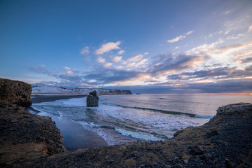 아이슬란드 해변에서 해가 뜨는 풍경 