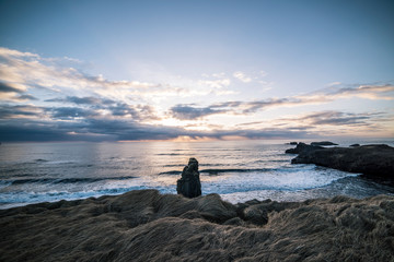 아이슬란드 해변에서 해가 뜨는 풍경 