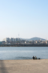 한국 서울의 한강 남산타워가 보이는 도시풍경