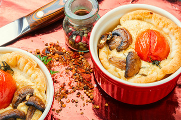 Tart with tomato and mushrooms