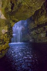 Wasserfall in der Smoo cave, Höhle in Durness, Schottland