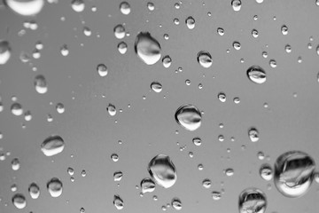 Goutte d'eau sur vitre, macro noir et blanc
