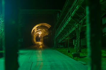 夜の工場トンネル