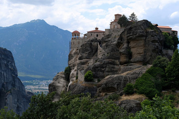 Fototapeta na wymiar Monastero arroccato sulla roccia a Meteor in Grecia