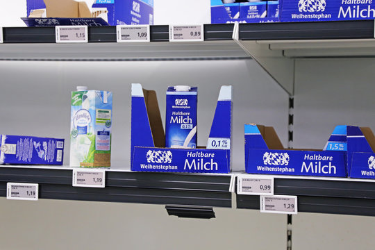 Leeres Milchregal in einem Supermarkt in Deutschland (Mannheim, Deutschland 14/03/2020)