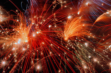 Der Höhepunkt eines Feuerwerks am Nachthimmel