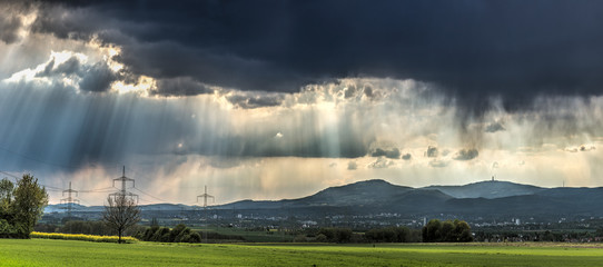 Eine Regenfront zieht über den Vordertaunus, Hessen, Deutschland