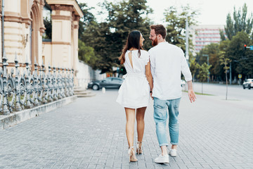 Fototapeta na wymiar Couple in love walking in the city