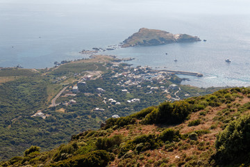 Widok na miasteczko Port de Centuri na wybrzeżu Korsyki