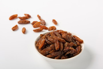 Obraz premium Orange raisins dry in the sun and stand alone on a white background