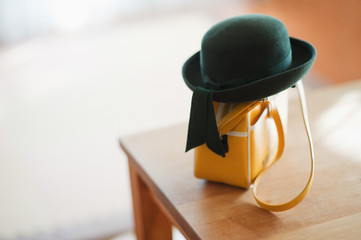 テーブルに置いてある幼稚園帽とカバン