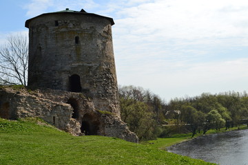 Fototapeta na wymiar An old stone tower. Pskov.