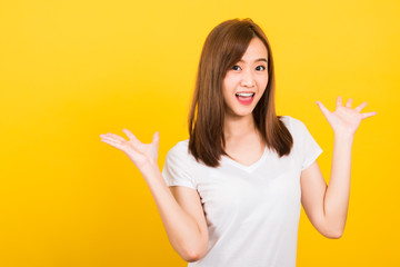 woman teen standing Surprised excited screaming open mouth show hand
