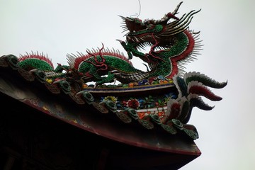 Fototapeta na wymiar 台湾　龍山寺の屋根にある装飾