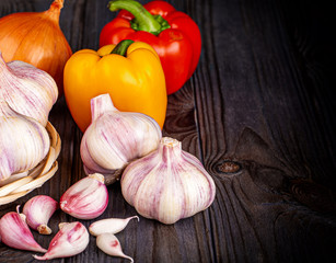 garlic and bell pepper on a wooden table