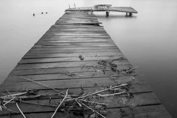 Papier Peint photo Lavable Noir et blanc Pont sur un lac en noir et blanc - longue exposition