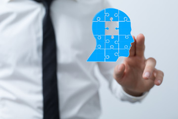 head with symbol neurons in brain.