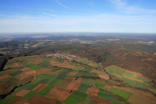 Luftbild von landwirtschaftlicher Besiedelung in Deutschland im Spessart in Unterfranken