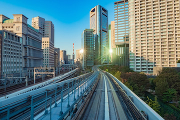 Obraz premium Japonia. Tokio. Koleje w centrum Tokio. Architektura japońskich miast. Koleje w centrum Tokio. Estakady w Japonii. W pobliżu wieżowców przebiega naziemna linia metra.