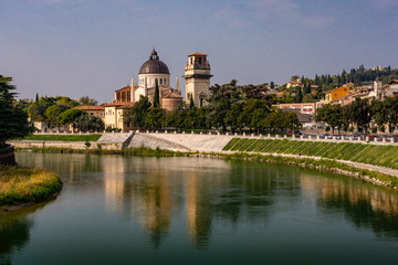Fototapeta na wymiar Verona - Il fiume e campanile San Giorgio