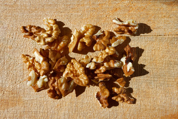 Orzechy włoskie na drewnianej desce