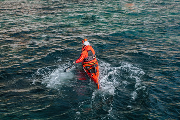 the kayaker puts a turn, the beginning of movement on the kayak.