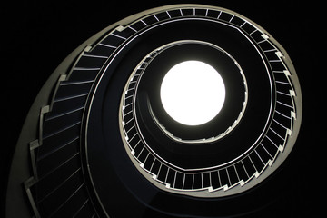 Spiralna klatka schodowa ze świetlikiem na górze