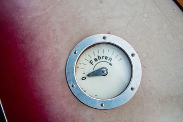 Runder Tachometer ohne Zahlen mit Fahren Schrift