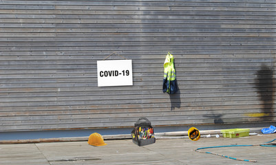 Local de trabalho abandonado rapidamenente devido a pandemia do COVID-19