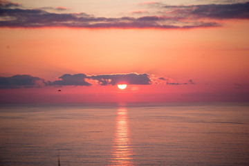 Atardecer en la Isla de Sao Miguel en las Islas Azores de Portugal con los rayos del sol reflejados...