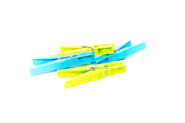 Wäscheklammern auf weißem hintergrund