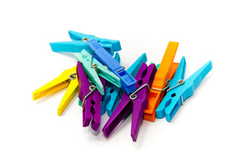 Wäscheklammern auf weißem hintergrund