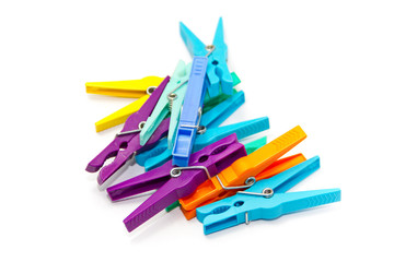 Wäscheklammern auf weißem hintergrund