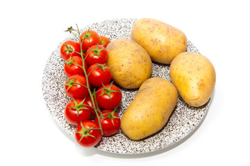 Frische Cherrytomaten mit Kartoffeln