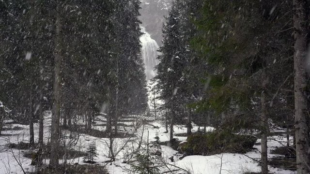 Der Krimmler Wasserfall im Salzburger Land (&Ouml;sterreich) w&auml;hrend starken Schneefalls