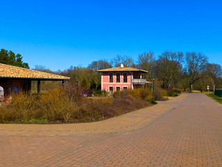Fototapeta na wymiar Die Gebäude vom Ferienpark in der Uckermark